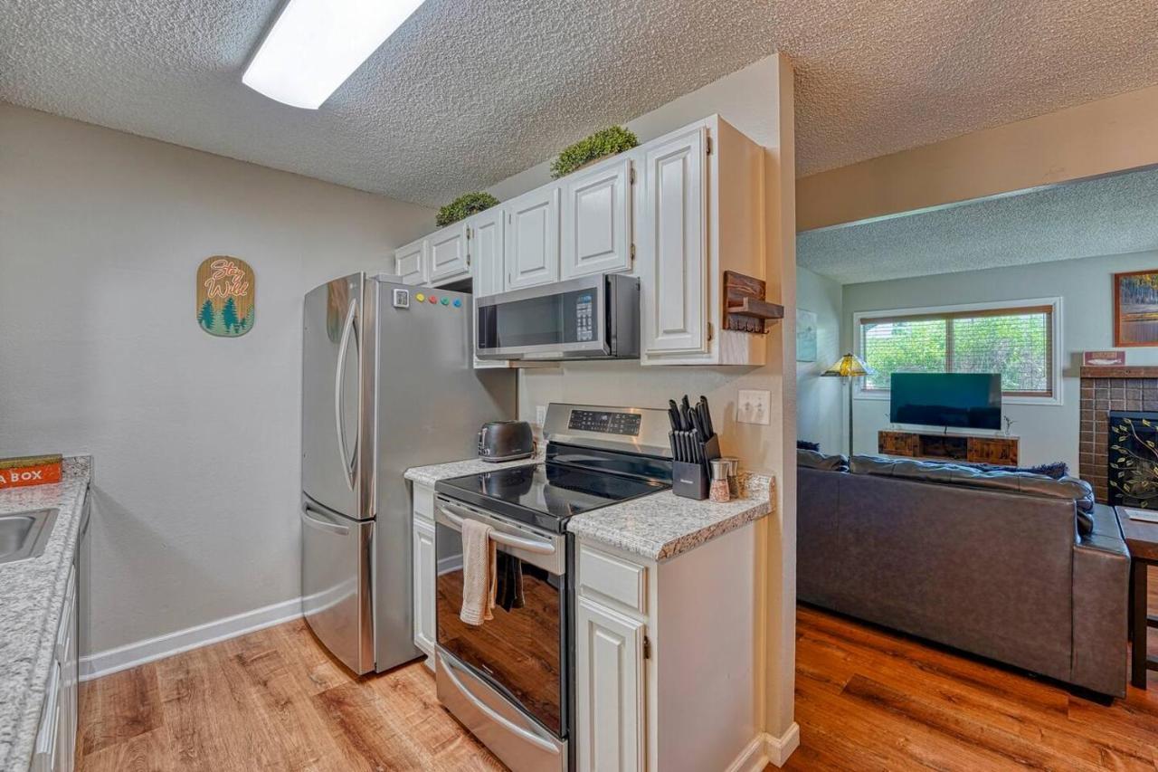 Riverfront Family-Friendly Condo 埃文 外观 照片